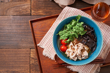 春雨の麺に豚肉とキクラゲなどをトッピングした麻辣湯