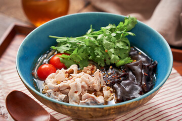 春雨の麺に豚肉とキクラゲなどをトッピングした麻辣湯