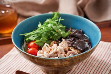 春雨の麺に豚肉とキクラゲなどをトッピングした麻辣湯