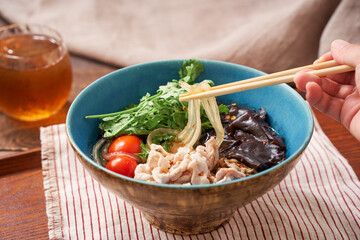 春雨の麺に豚肉とキクラゲなどをトッピングした麻辣湯