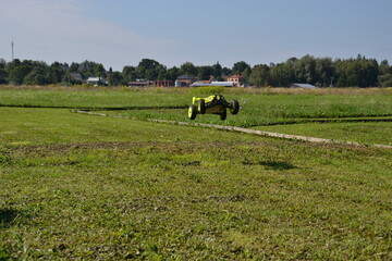 Auto autko samochód rc na torze w locie w powietrzu skok © VILKTERIO