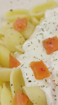 p&acirc;tes &agrave; la cr&egrave;me et saumon fum&eacute;, en gros plan