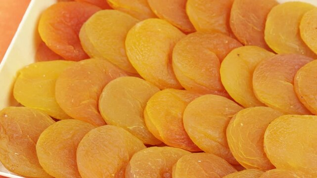 plat d'abricots secs, en gros plan.