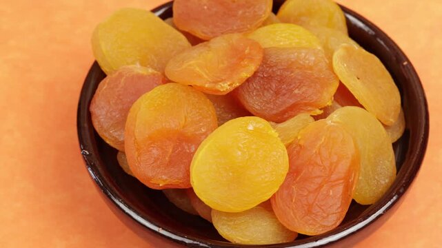  plat d'abricots secs, en gros plan.