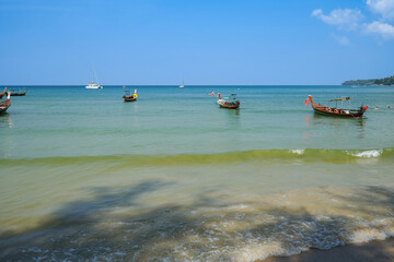 Obraz premium Beautiful beach with clear blue sky at phuket Thailand.