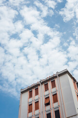 Obraz premium Bâtiment à Verbania avec un ciel nuageux. Contre plongée d'un immeuble en Italie. Ciel moutonneux et immeuble. Appartements en Italie. Résidence populaire