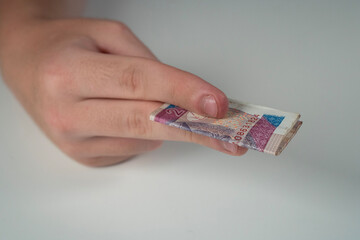 Koncepcja handlu, pieniądze trzymane w dłoni.
