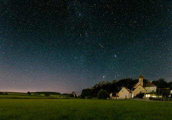 Nachtaufnahme mit drei Sternschnuppen der Perseiden
