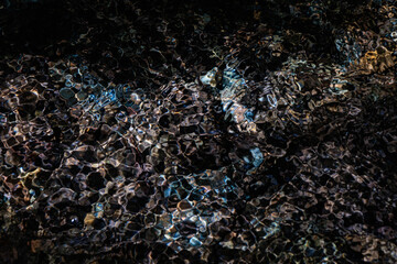 光に反射する透き通った水の波紋