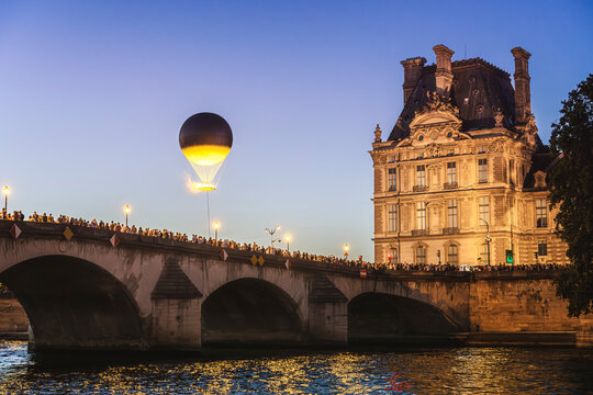 Vasque / chaudron olympique &agrave; cot&eacute; du Louvre pour les jeux Olympiques d'&eacute;t&eacute; &agrave; Paris, avec une flamme de synth&egrave;se d'eau et de lumi&egrave;re.
