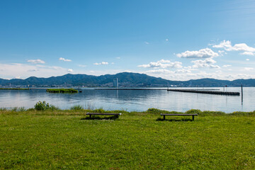 晴れ渡った青空　夏の美しい琵琶湖の風景　滋賀県草津市の湖岸から