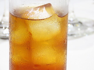 冷えて結露がついた氷入りのお茶
