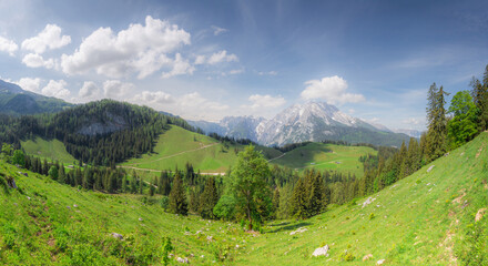 Obraz premium Mountain valley with tracks near Jenner mount in Berchtesgaden National Park