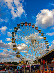 Tarde en el parque de diversiones, Brasil. gran rueda de la fortuna con un gran cielo azul y nubes de fondo