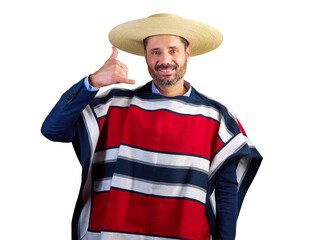 hombre vestido de Huaso chileno haciendo gesto de llamame con la mano