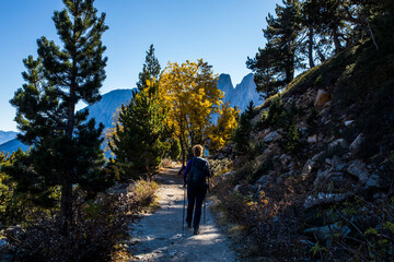 Obraz premium Young hiker woman in autumn in Aiguestortes and Sant Maurici National Park, Spain