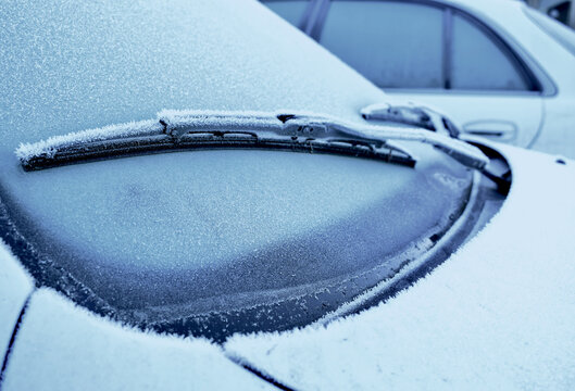escarcha encima de un auto en una fria ma&ntilde;ana