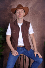 homem com chap&eacute;u de vaqueiro 