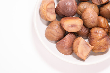 お皿に盛りつけられた皮を剥いた甘栗