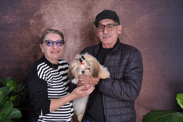 casal com  cachorro shitsu