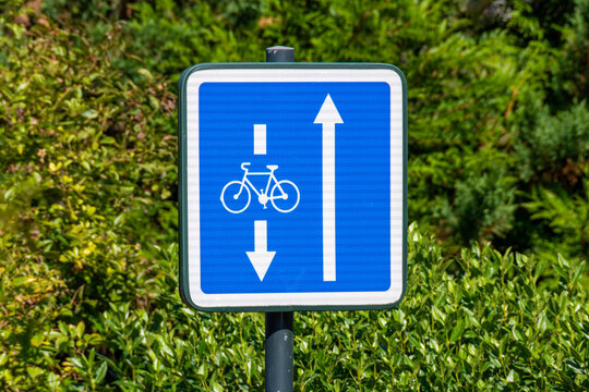 Panneau de signalisation routi&egrave;re signalant un double sens cyclable, c'est &agrave; dire que les v&eacute;los sont autoris&eacute;s &agrave; circuler &agrave; contresens du sens de circulation g&eacute;n&eacute;ral