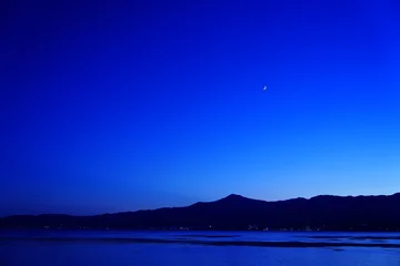 比叡の山の上に入り残る三日月