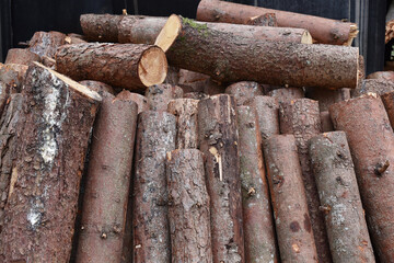 Holzstapel mit Feuerholz, Weichholz aus Fichte