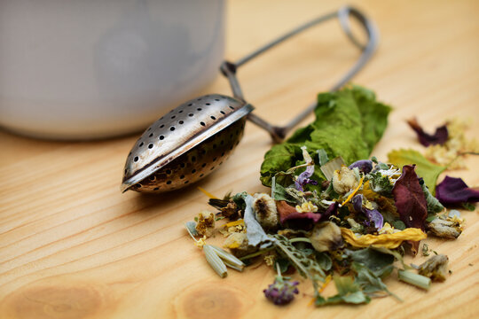 Kr&auml;utertee aus dem Garten mit Teeei und Teegef&auml;&szlig;