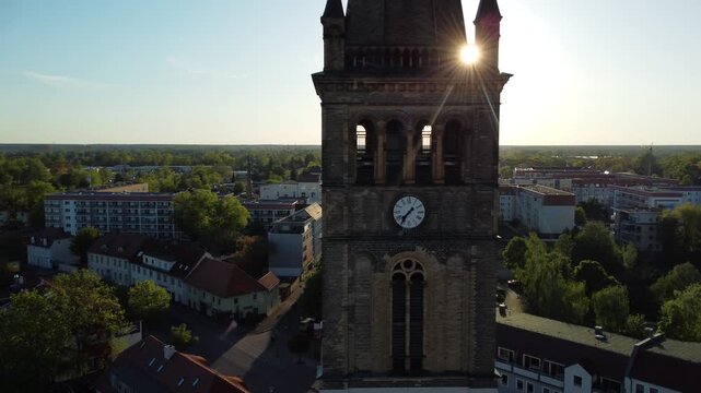 Kirche Nikolai Oranienburg Brandenburg Drohnenflug im Sonnenuntergang Gegenlicht
