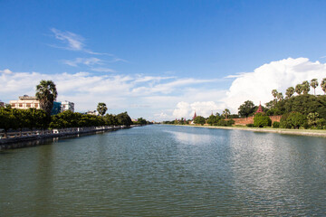 Obraz premium MANDALAY PALACE, MYANMAR (BURMA) - NOVEMBER 4, 2016: Moat surrounding the Mandalay fortress walls and Palace.
