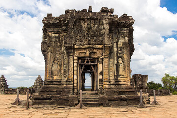 Obraz premium PHNOM BAKHENG, ANGKOR ARCHAEOLOGICAL PARK, SIEM REAP, CAMBODIA - NOVEMBER 16, 2016: Phnom Bakheng is a hilltop Hindu temple in Angkor, Cambodia, offering stunning sunset views.