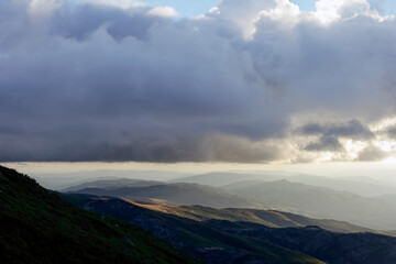 Obraz premium Beautiful mountains at sunset