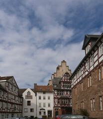 Fototapeta premium Fachwerkhäuser Altstadt Innenstadt, blauer Himmel Wolken