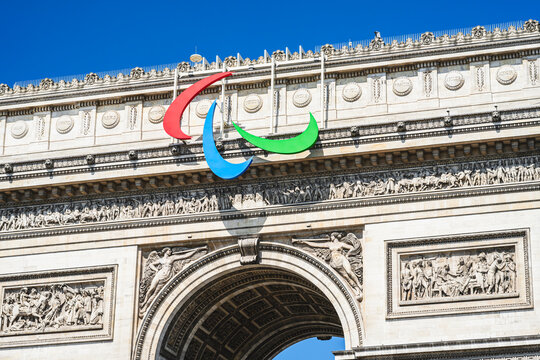 Logo des &laquo;&nbsp;Agitos&nbsp;&raquo;, trois vagues / virgules qui symbolisent les jeux paralympiques, sur l&rsquo;arc de Triomphe &agrave; Paris, pour les jeux olympiques d&rsquo;&eacute;t&eacute; Paris 2024.
