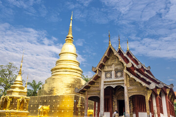 Fototapeta premium Chedi Phrathatluang in Wat Phra Singh Temple in Chiang Mai, Thailand