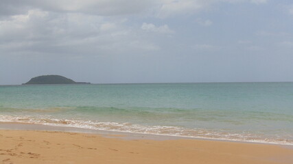 La plage de sable blanc et la mer turquoise