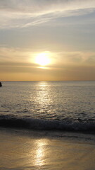 Fototapeta premium Le soleil se couche sur la mer