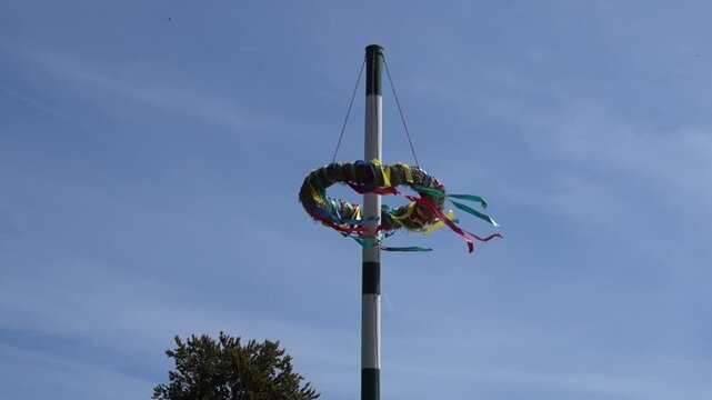 Maikranz oder Maibaum im Wind
