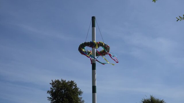 Maikranz oder Maibaum im Wind