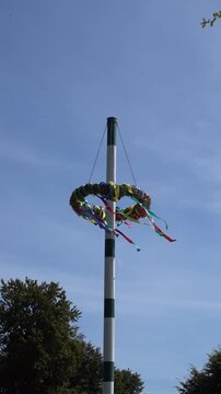 Maikranz oder Maibaum im Wind