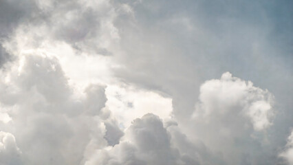 Obraz premium Experiencing the Stunningly Dramatic Cloud Formation in a Beautiful and Scenic Sky Above Us