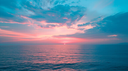 Fototapeta premium Beautifully vibrant evening sky with a blue sunset over the sea