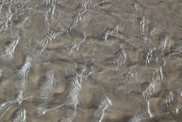 Tekstura przypominająca  marmurek. Fale na plaży © grzegorz