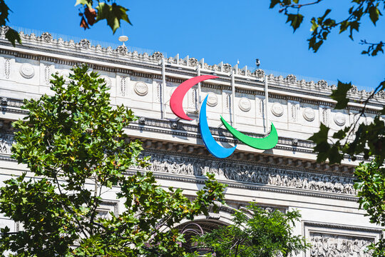 Logo des &laquo;&nbsp;Agitos&nbsp;&raquo;, trois vagues / virgules qui symbolisent les jeux paralympiques, sur l&rsquo;arc de Triomphe &agrave; Paris, pour les jeux olympiques d&rsquo;&eacute;t&eacute; Paris 2024.
