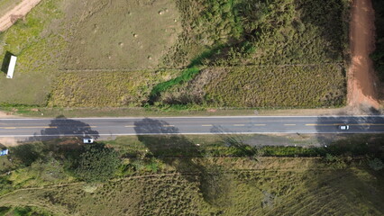 Carro passando na estrada de cima