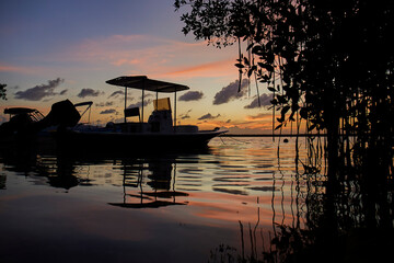 Hermoso atardecer en la Laguna Nichupté, Cancún, México.