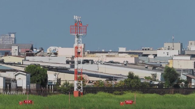 八尾空港に設置された風向風速計