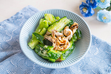 たたき胡瓜とボイル貝ひもの和え物