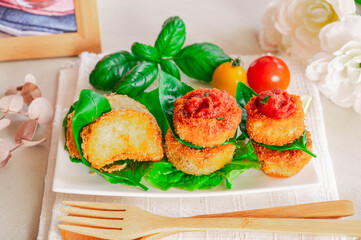 ナスのフライ　トマトソースがけ