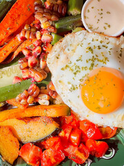 Healthy sunny side up egg and vegetables. Delicious food. Cooking recipes. Healthy recipe. Healthy meal. Bruch menu. Diet food. Healthy recipes. Easy home cooking. Breakfast dish. Diet food dish. 
